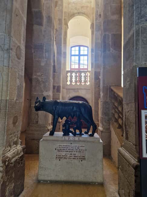 Narbonne: visit the Archbishops' Palace and Cathedral - Cloister with gargoyles: the pause that makes the cathedral memorable