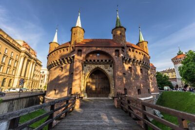 Old Town Krakow & Wawel Castle Walking Tour - Meeting at the Kraków Barbican: Start Point and How the Walk Begins