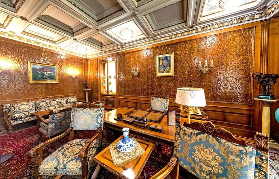 Palace of Parliament, Ceausescu House & Village Museum - House of Ceaușescu: luxury, private rooms, and the uneasy contrast