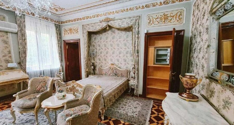 Palace of Parliament, Ceausescu House & Village Museum - Languages and guides: what you’ll understand during the tour