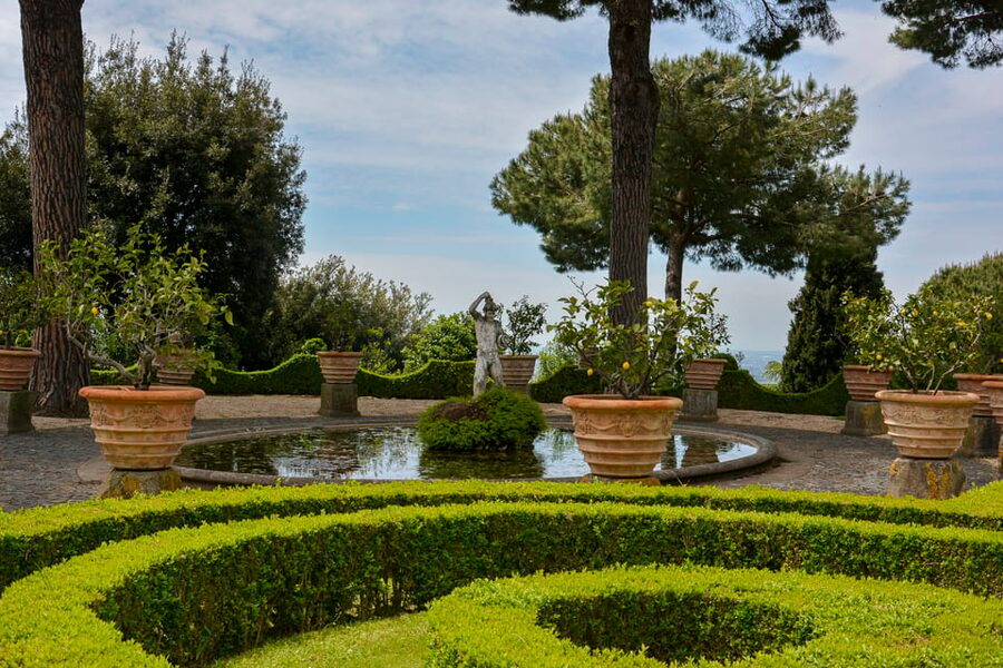 Papal Palace and Secret Garden Ticket and Audio Guide - Frescoes by Simone Lagi and Zuccari: how to get more out of the rooms