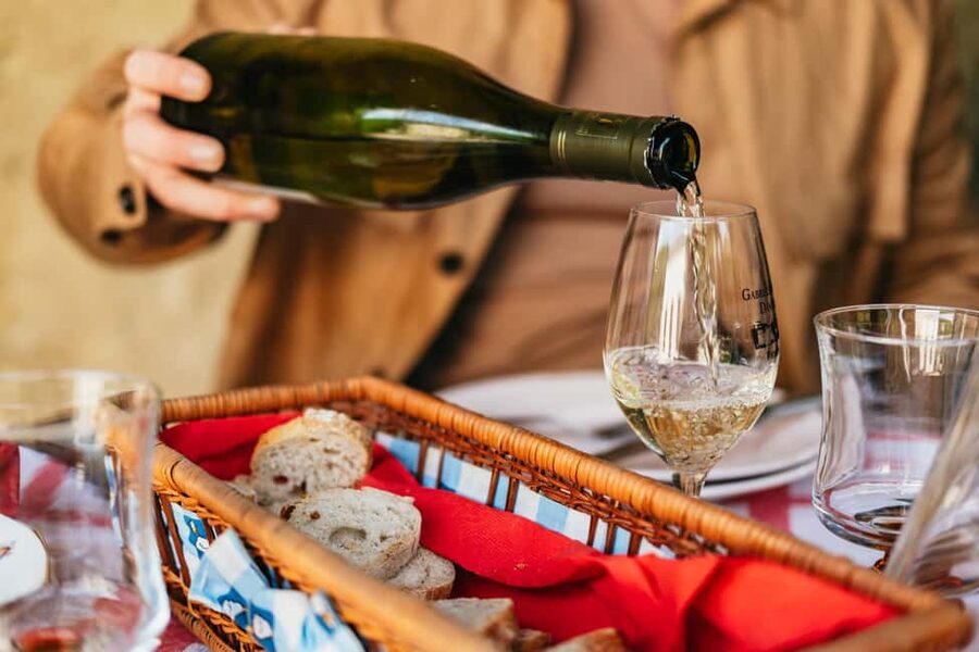 Paris: Loire Valley Chambord Castle, Wine Tasting & Lunch - How the guides shape the day (and why it matters)