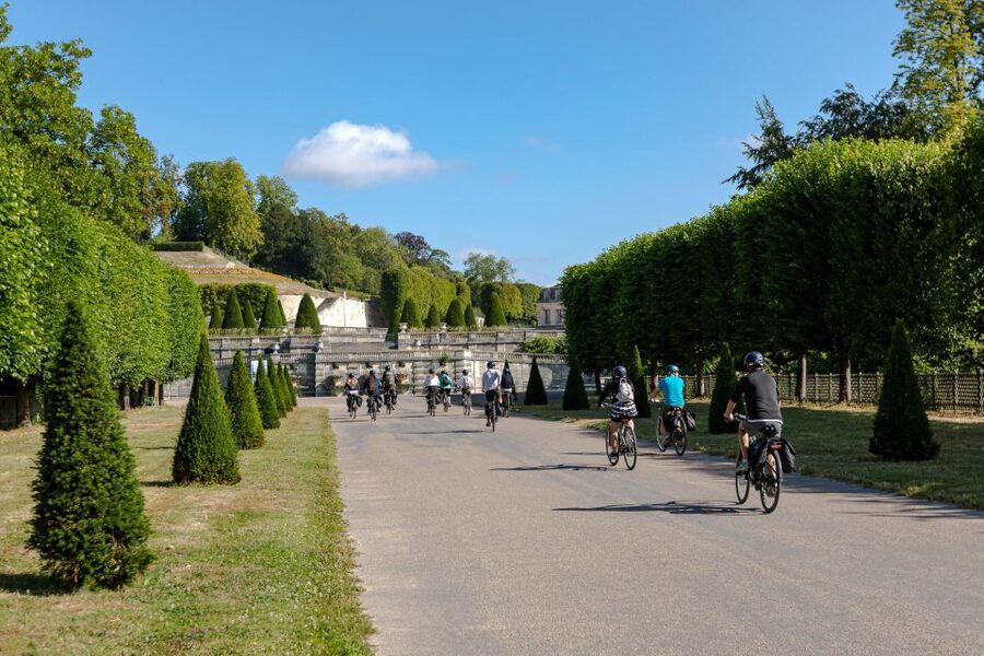 Paris: Versailles Palace and Queen Hamlet E-Bike Tour - Palace of Versailles time plan: gardens first, then Hall of Mirrors