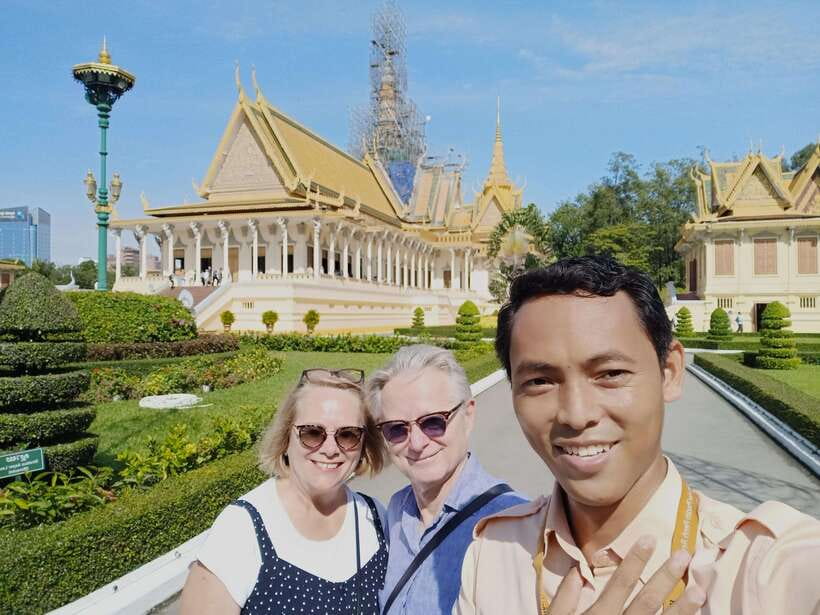 Phnom Penh: Royal Palace, S21, Killing Fields & More Tour - Markets and Final Drop: Central Market for Khmer Products and Souvenirs