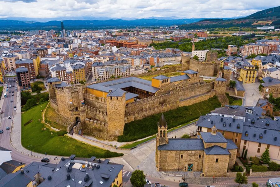 Ponferrada: Castle of the Templars Entry and Guided Tour - The First Walk Through the Castle Roundabouts