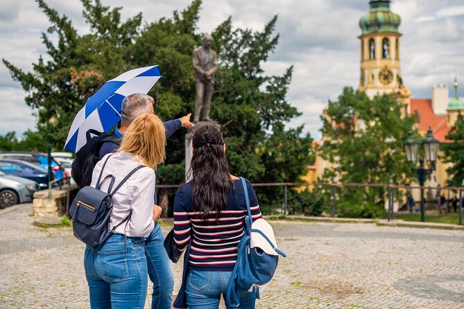 Prague: 1-Hour Castle Tour With Fast-GET Admission Ticket - Your self-paced route: St. Vitus Cathedral, Vladislav Hall, St. George’s, Golden Lane