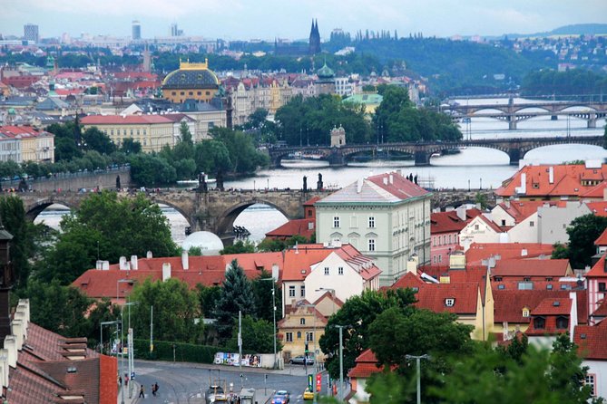 Prague Bike Tour - Stunning Viewpoints, Castle, City & Park - Prague in 2h45: why this tour works so well