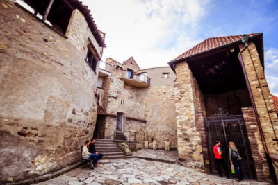 Prague Castle: 1-Hour Introduction Tour with Entry Ticket - Your First Big Stop: St. Vitus Cathedral (And What to Look For)
