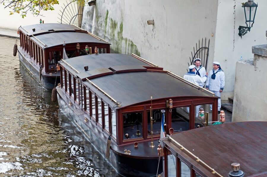 Prague: Castle and Jewish Quarter Tour with Cruise and Lunch - River Vltava boat ride: views from a different angle, with a reality check