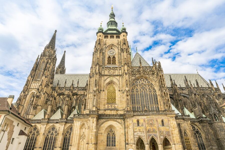 Prague: Castle Tour with Local Guide and Entry Ticket - Group size and the reality of crowded interiors