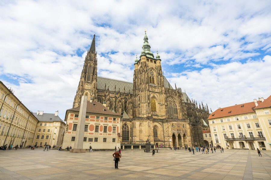 Prague: Castle Tour with Local Guide and Entry Ticket - Practical tips for shoes, weather, and how to enjoy the pacing