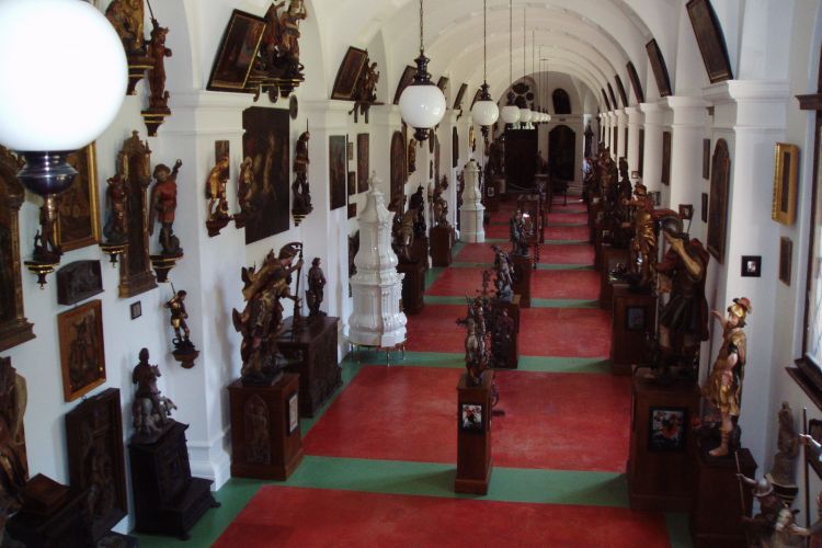 Prague: Karlštejn Castle Guided Tour with Entry Ticket - Guides, Group Feel, and the Language Coverage