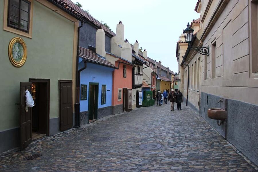 Prague: Prague Castle Walking Tour with Golden Lane in German - Tram ride up: the included shortcut that saves your energy