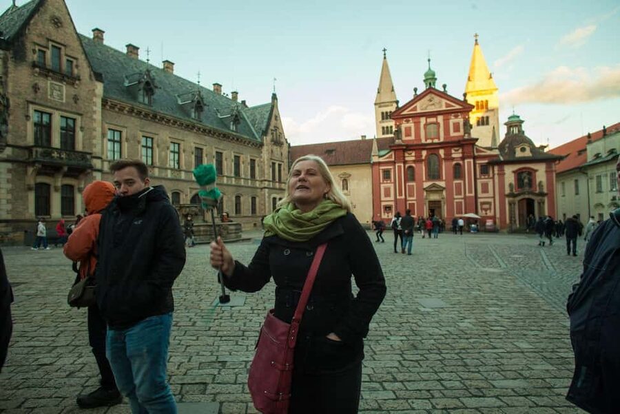 Prague: Prague Castle Walking Tour with Golden Lane in German - Courtyards and Castle area walking: what the guided time is for