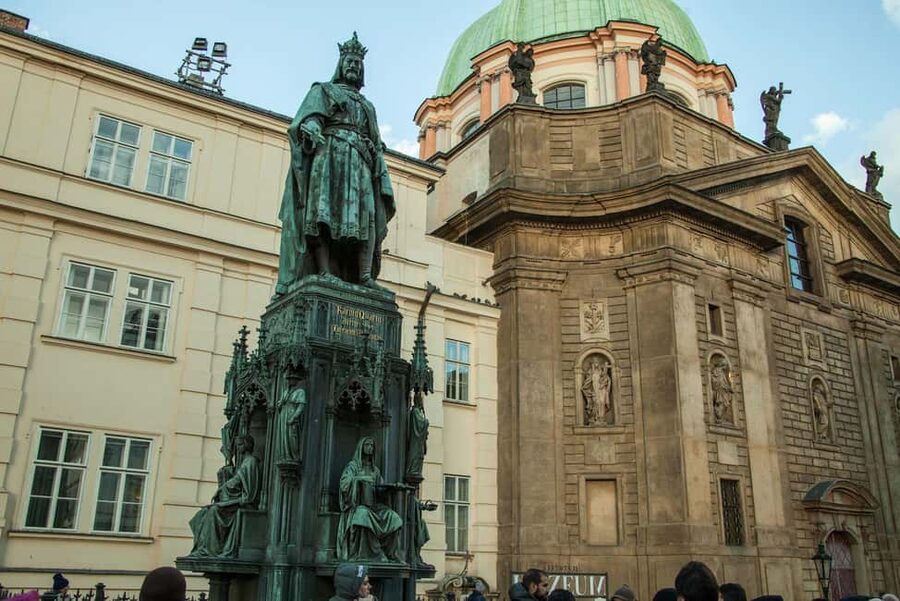 Prague: Prague Castle Walking Tour with Golden Lane in German - Charles Bridge and Lesser Town: short guided stops that set up the hilltop