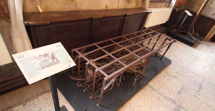 Prisons' Palace: Maleficia, Inquistion torture tools - The women accused of witchcraft: the cell that changes the tone