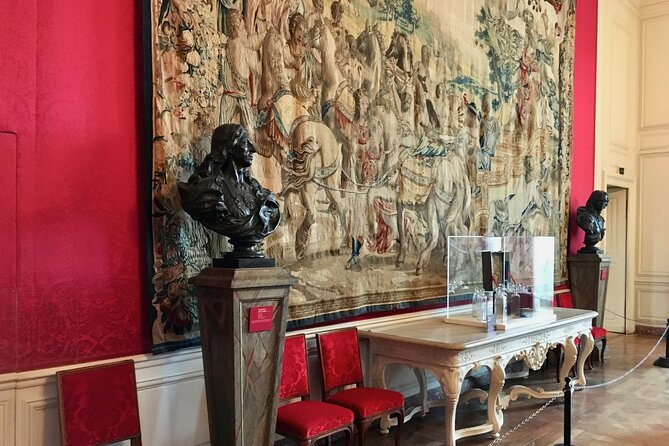 Private 3 Loire Castles Live Guided with Wine tasting from Paris - Amboise lunch break: freedom to choose your meal