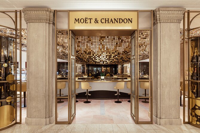 Private Buckingham Palace Royal Walk & Champagne at Harrods - A royal walk that ends exactly where you want it to