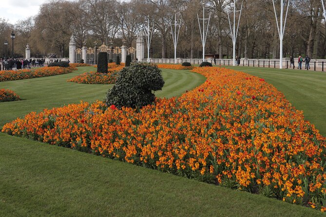 Private Buckingham Palace Royal Walk & Champagne at Harrods - St James’s Park to Buckingham Palace: the classic views and the ceremonial details