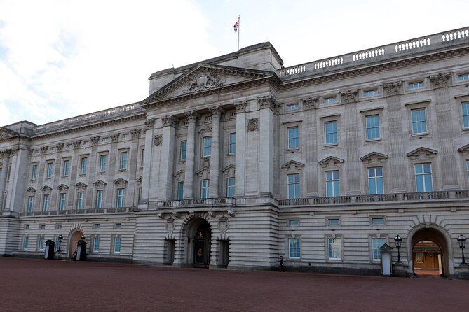 Private Buckingham Palace Royal Walk & Champagne at Harrods - Guide quality is the real difference-maker
