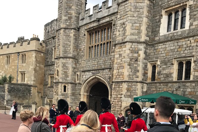 Private Guided Tour of Windsor Castle PLUS and History - Traveling in Comfort: the Air-Conditioned Private Vehicle Setup