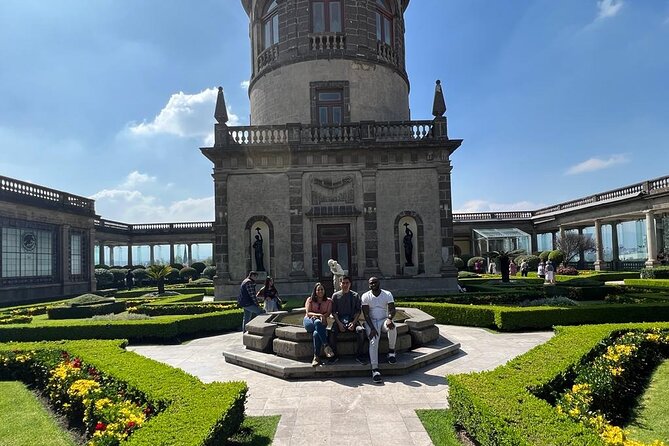 PRIVATE Tour Chapultepec Castle - The park stroll: why escaping the city is part of the history