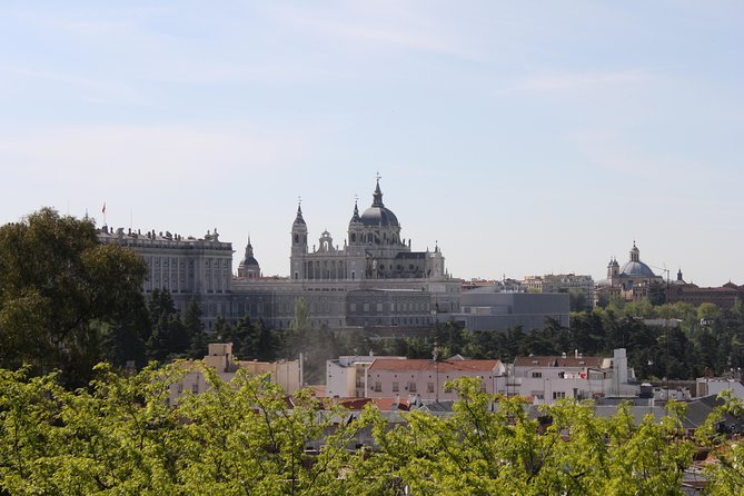 Private tour of the royal palace, private guide, fast entrance and pick up at the hotel. - The guide factor: the real value is how the rooms get explained