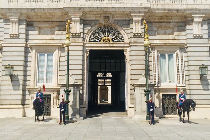 Private tour of the royal palace, private guide, fast entrance and pick up at the hotel. - Duration and pacing: plan for the palace, not a marathon