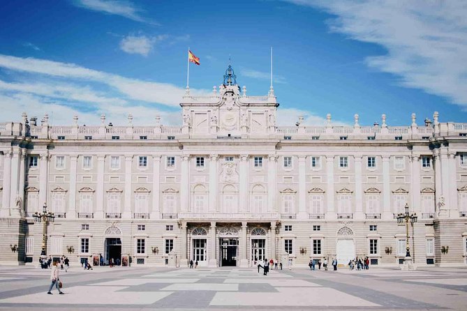 Private tour of the royal palace, private guide, fast entrance and pick up at the hotel. - Tickets, mobile access, and what’s included in the price