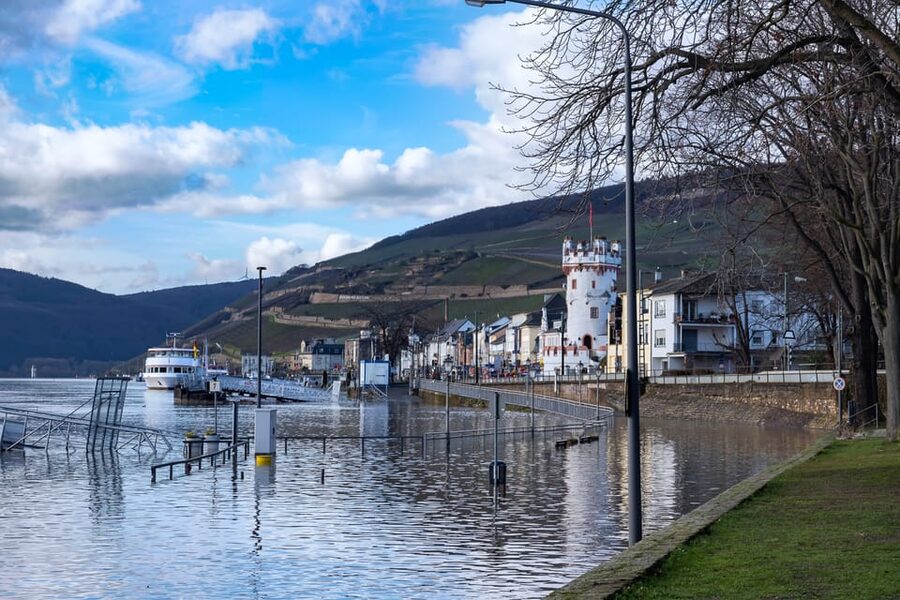 Rhine Valley Castles: 1.5-Hour Boat Tour from Rüdesheim - Boat comfort, decks, and onboard service: what works day to day