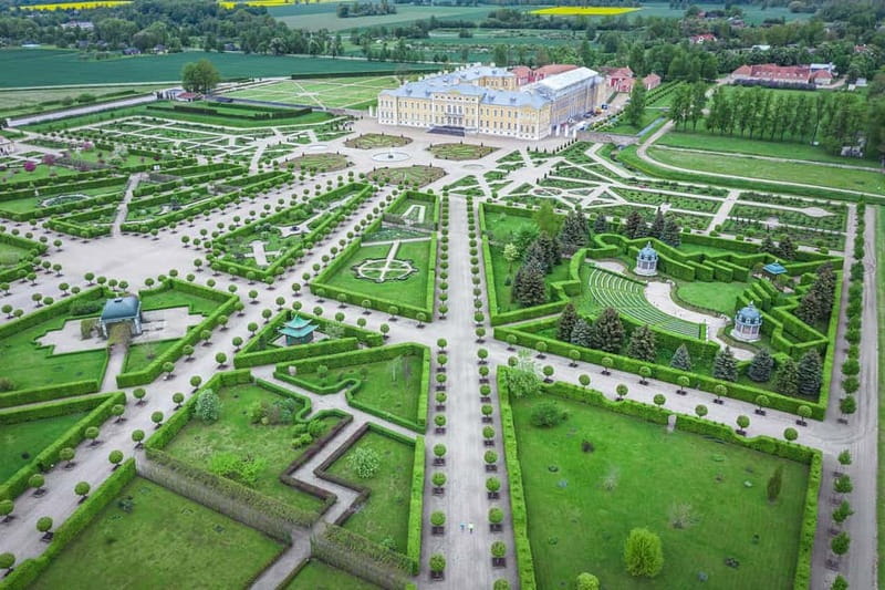 Riga: Hill of Crosses, Guided Rundale Palace & Bauska Castle - Rundāle Palace: baroque drama with a real live guide
