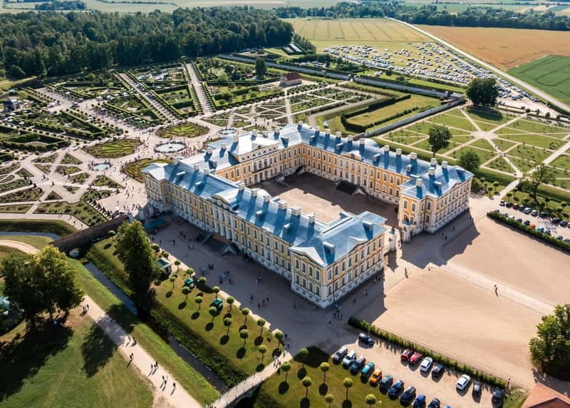 Riga: Hill of Crosses, Guided Rundale Palace & Bauska Castle - Timing matters: how lunch works at Rundāle