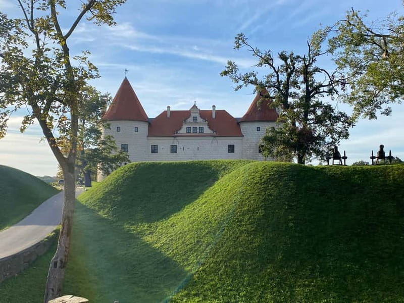 Riga: Hill of Crosses, Guided Rundale Palace & Bauska Castle - Who should book this tour (and who might not)