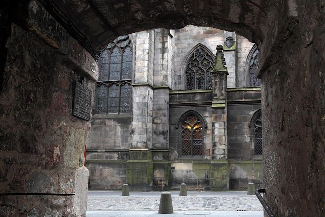 Royal Mile and Edinburgh Castle - Small Group Walking Tour - How the Small Group (Up to 18) Changes the Experience