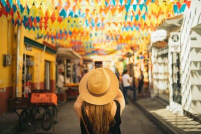 San Felipe Castle and Getsemani Walking Tour with tickets - The short walk toward San Felipe: how the guide uses the route