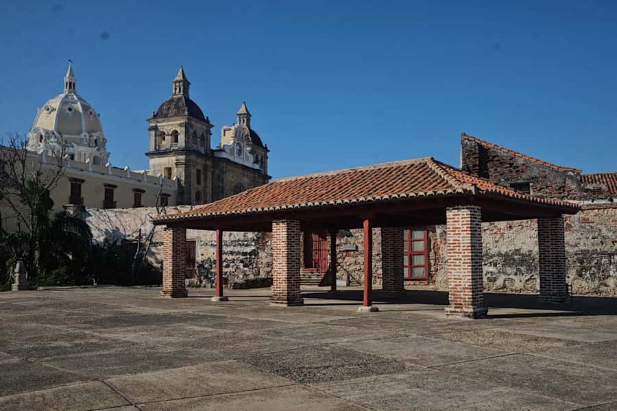 San Felipe Castle and Getsemani Walking Tour with tickets - Should you book the San Felipe Castle and Getsemaní walking tour?