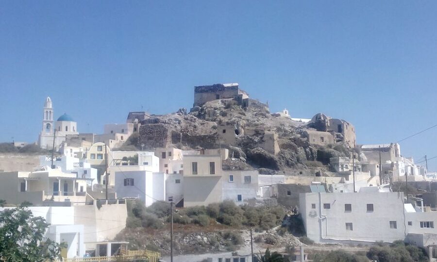 Santorini: Small-Group Highlights Tour of Venetian Castles - Oia village: cave houses, chapels, and sunset inside a Venetian castle