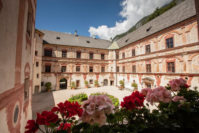 Schloss Tratzberg – Hörspielführung - Entering the Castle: Courtyard First, Then the Key Rooms