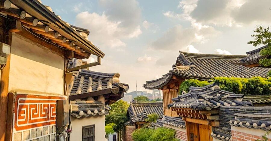 Seoul: Gyeongbok Palace and Bukchon Hanok Walking Tour - Bukchon Hanok Village and Samcheongdong Alley on Foot