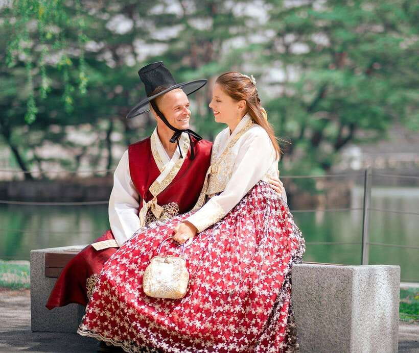 Seoul: Hanbok Rental with Gyeongbokgung Palace Entry - Choosing From 1,500+ Hanboks: Traditional vs Premium Without the Guesswork
