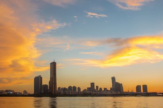 Seoul Night Tour with Han River Cruise and Gyeongbokgung Palace - Yeouido Hangang Park and the Han River cruise: your skyline payoff