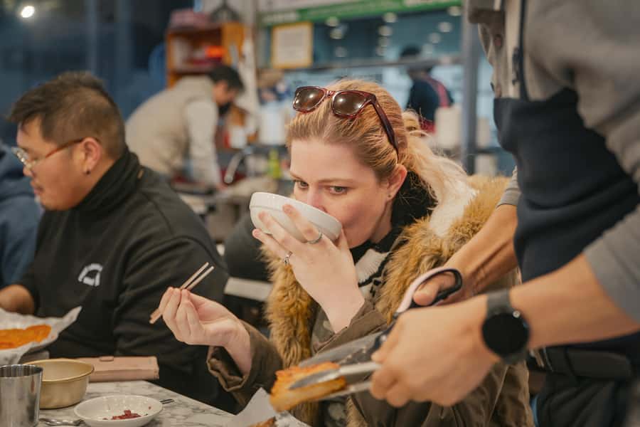 Seoul: Palace, Temple and Market Guided Foodie Tour at Night - Daehak-ro pass-by: a quick taste of Seoul’s nightlife lanes
