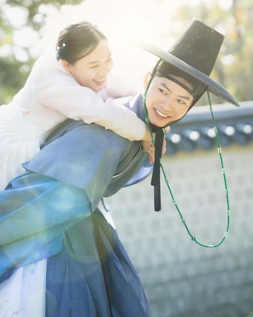 Seoul: Professional Hanbok Photography at Gyeongbok Palace - Choosing the Right Hanbok: The Difference Between Nice and Photogenic