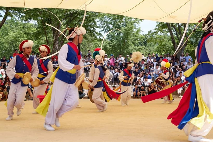 Seoul: Suwon Hwaseong Fortress & Korean Folk Village Tour - Guides Matter: Humor, Context, and Getting Photos Done