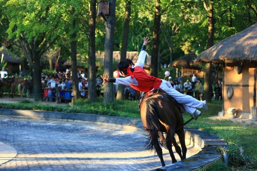Seoul: Suwon Hwaseong Fortress & Korean Folk Village Tour - What to Bring for 10–11 Hours and a Fortress Wall Walk