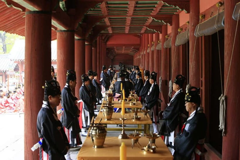 Seoul: UNESCO Sites tour: Palace, Shrine & Bukchon Village - Jongmyo Royal Shrine: ancestral rites, plus the Tuesday Insadong replacement