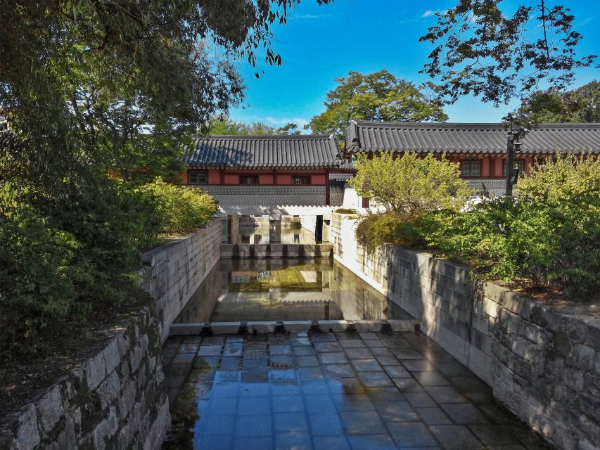 Seoul: UNESCO Sites tour: Palace, Shrine & Bukchon Village - Guide quality: friendly explanations and photo-help that feels real