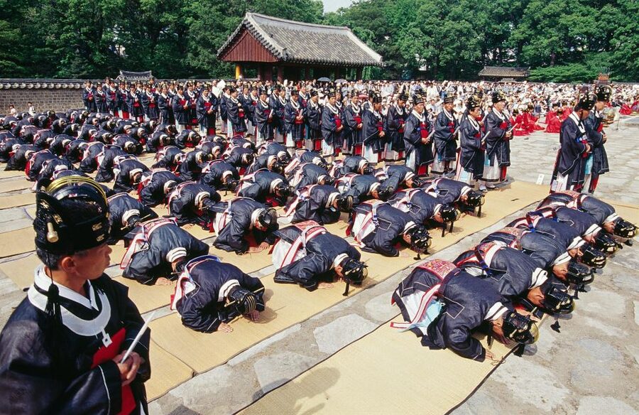 Seoul: UNESCO Sites tour: Palace, Shrine & Bukchon Village - Bukchon Hanok Village in the morning: best streets for photos and atmosphere