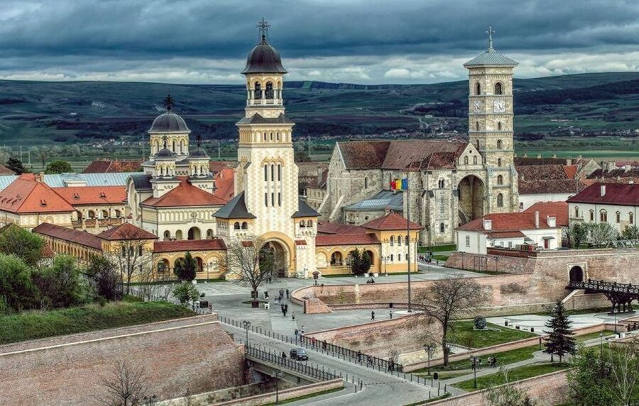 Sibiu: Alba Iulia and Corvin Castle Guided Tour - Corvin Castle in Hunedoara: Gothic-Renaissance drama plus a famous legend