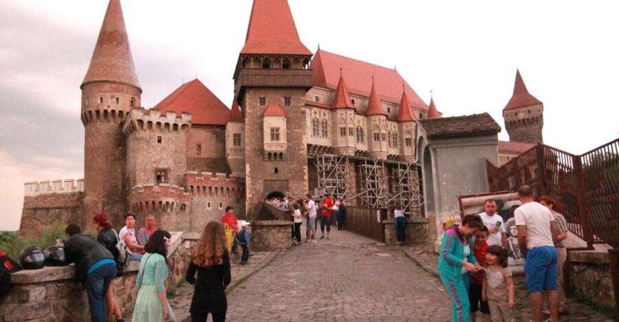 Sibiu: Alba Iulia and Corvin Castle Guided Tour - Lunch in the middle: plan your break so the day stays fun